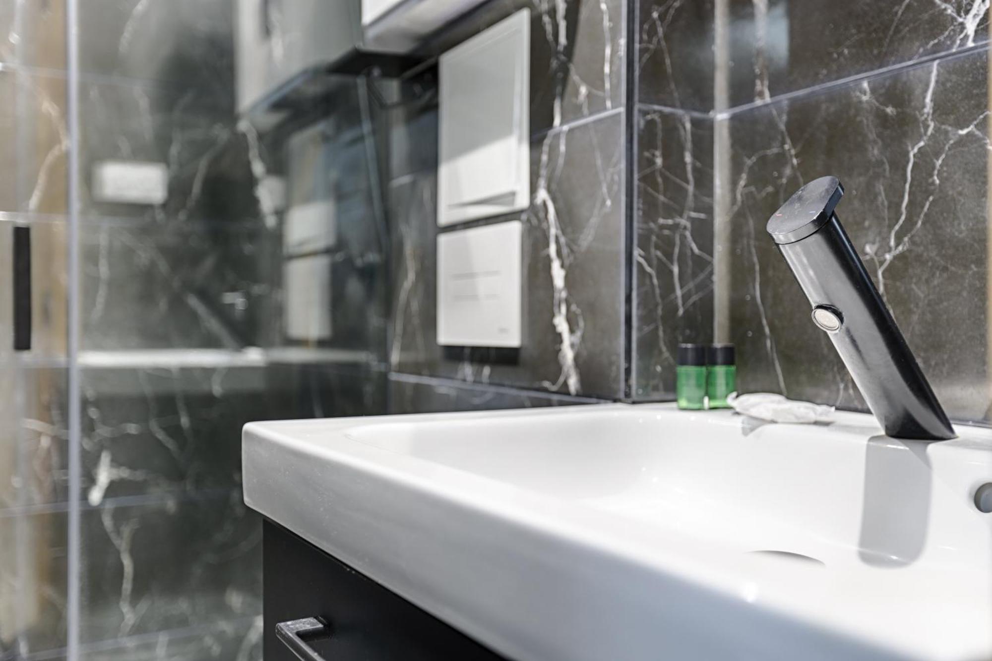 Mykeypers - Lovely Studio With Jacuzzi Paris Bagian luar foto
